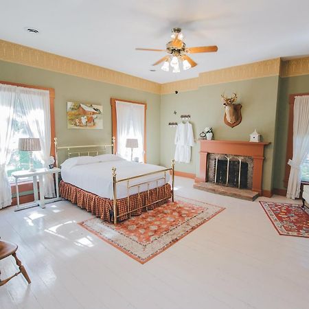 Old Caledonian Bed & Breakfast Exterior photo