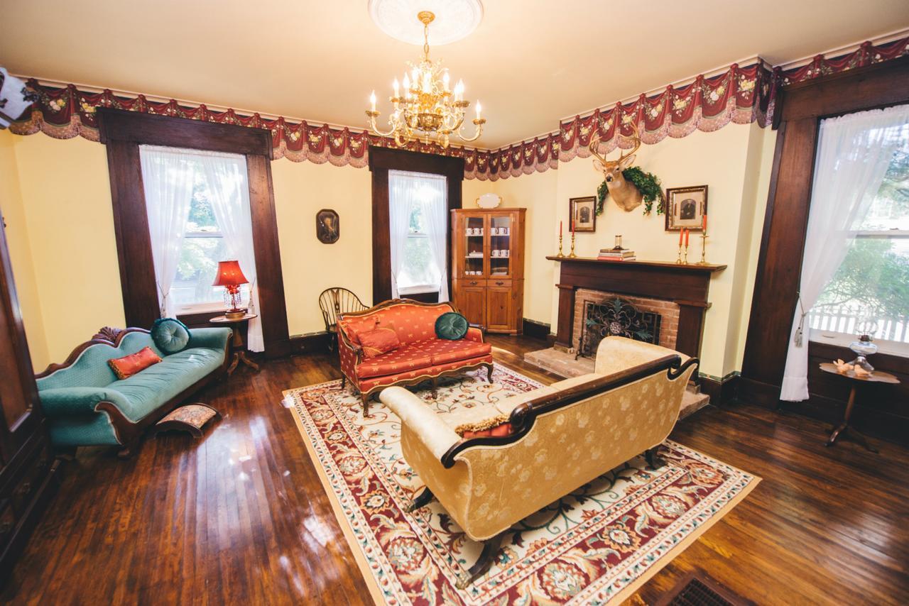 Old Caledonian Bed & Breakfast Exterior photo