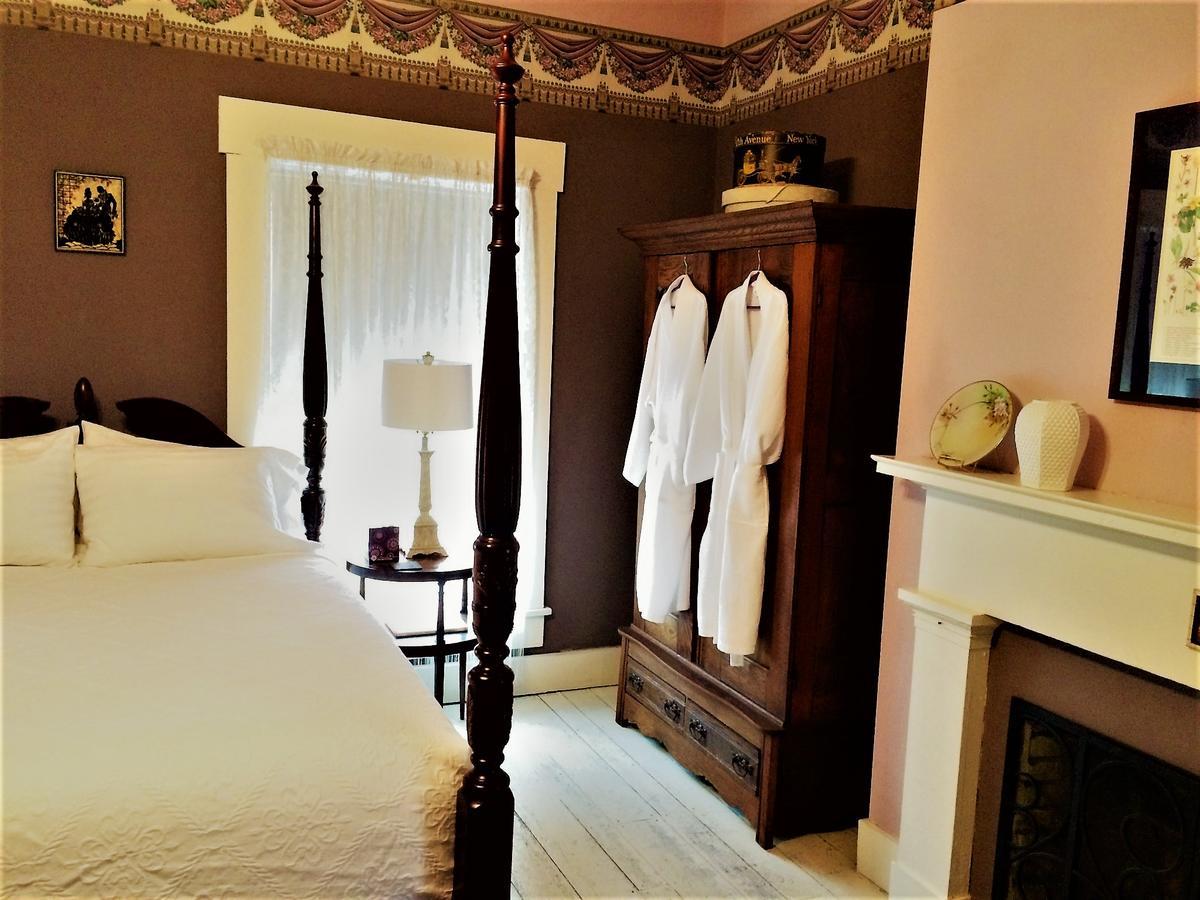 Old Caledonian Bed & Breakfast Exterior photo