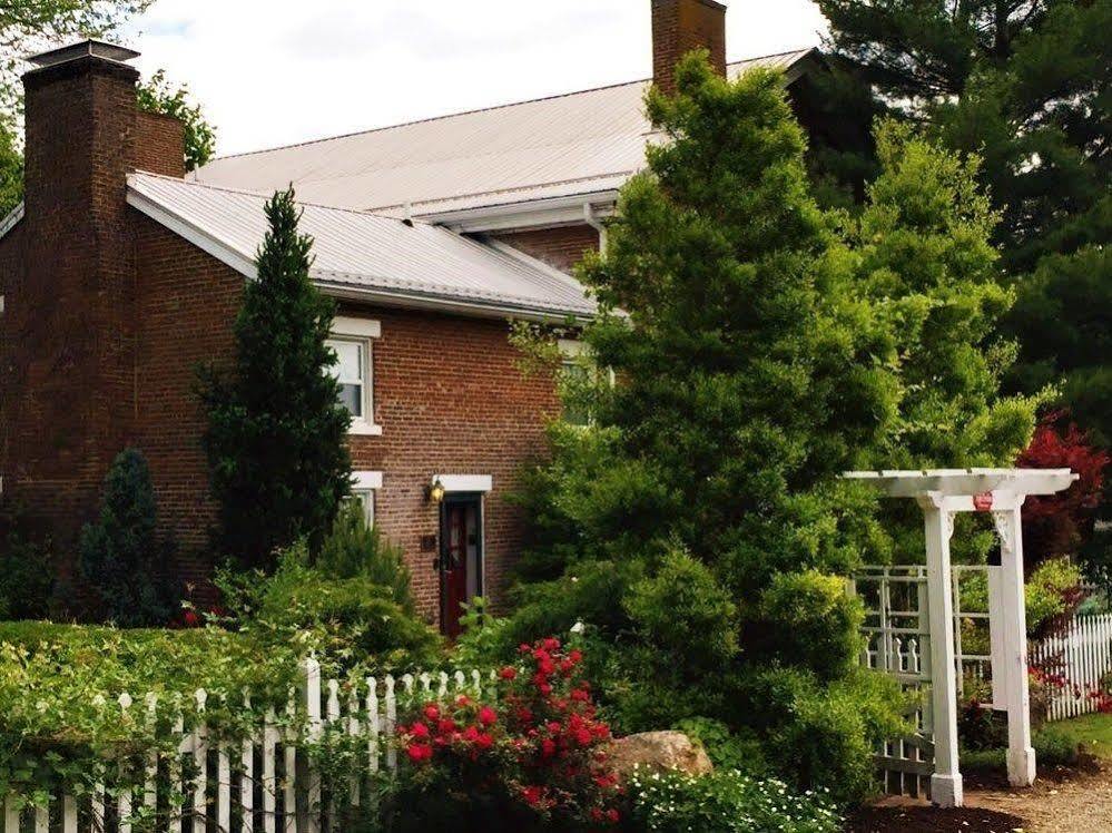 Old Caledonian Bed & Breakfast Exterior photo